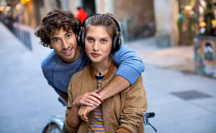 Experience crystal-clear audio with the JBL Live 650BTNC over-ear headphones from Buytronics in Dubai, UAE.