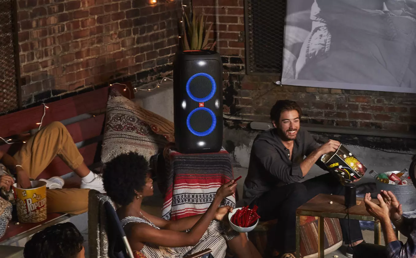 Wireless connectivity and long-lasting battery life on the JBL PartyBox 310 - Buytronics Dubai UAE 