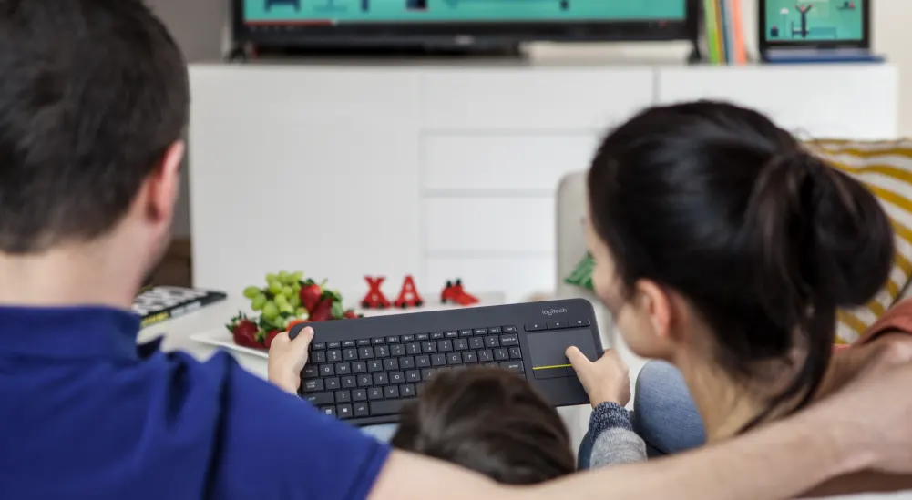 Logitech - K400 Plus - Wireless Touch Keyboard