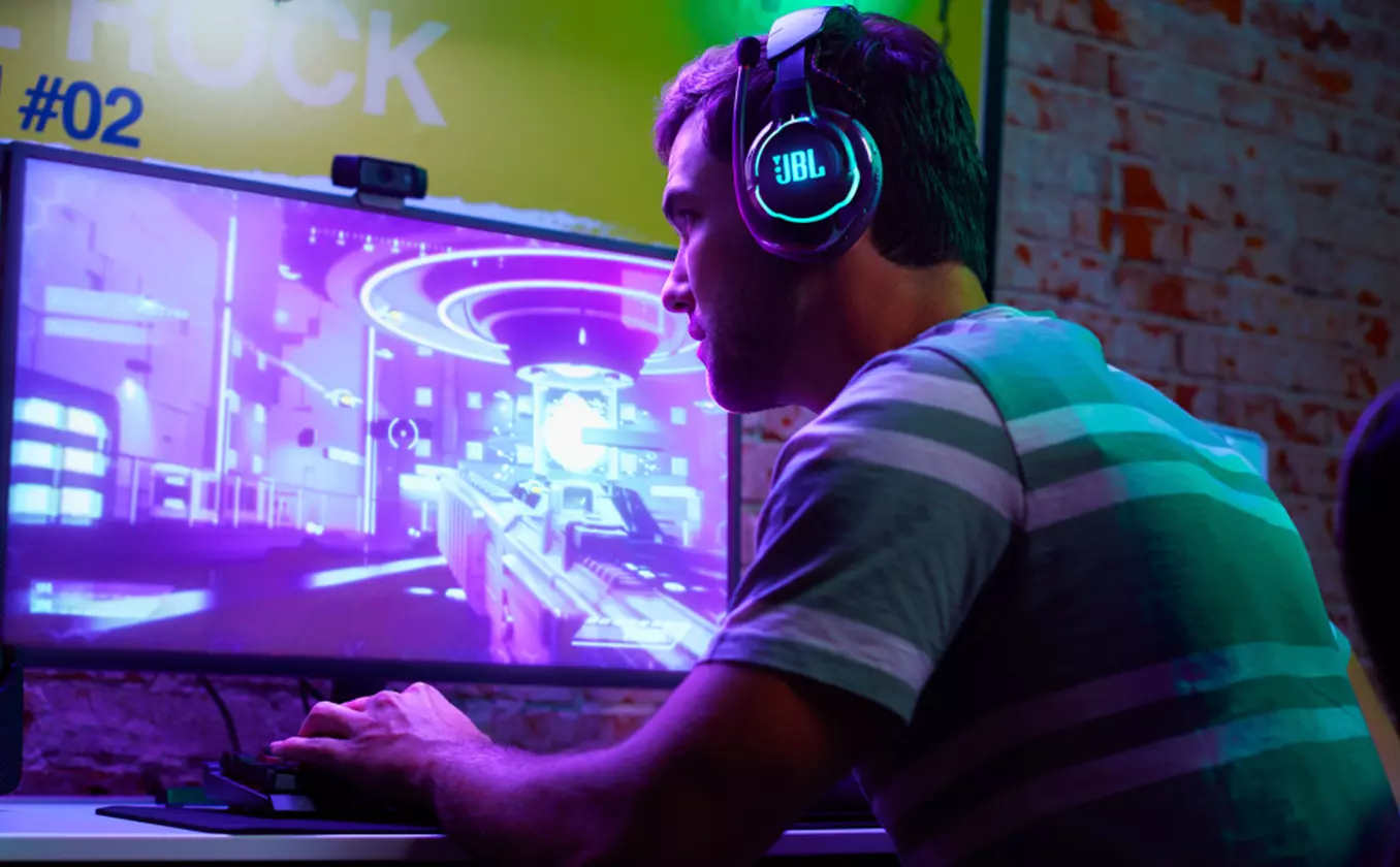 JBL Quantum 800: Immerse yourself in gaming with this advanced headset, available at Buytronics in Dubai, UAE.
