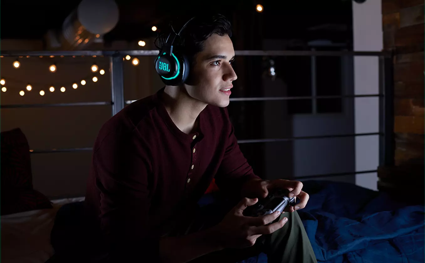 Experience ultimate comfort during long gaming sessions with the JBL Quantum 810 Wireless headset - Buytronics in Dubai, UAE 