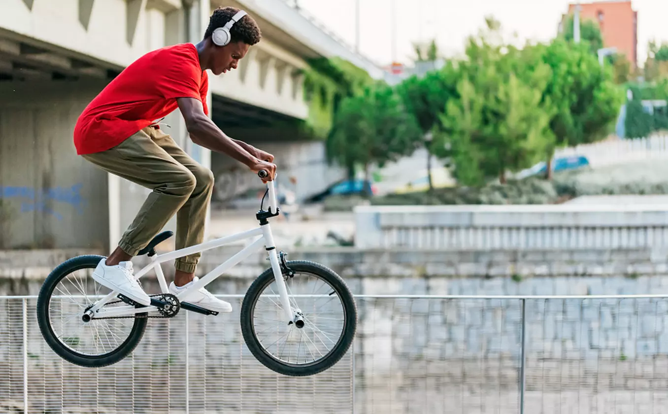 Customize your sound with the JBL Tune 520BT headphones available at Buytronics in Dubai, UAE. 