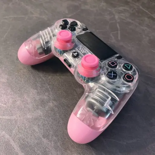 Enjoy immersive gaming with the vibration feedback of the PS4 controller